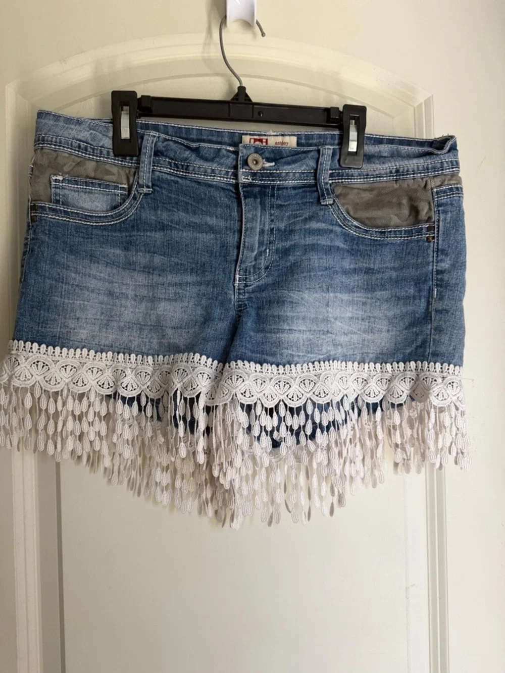 Vtg Y2K L.e.i. Juniors 11  Ashley  Low Rise Jean Shorts Denim Camo Lace Fringe - Picture 2 of 8
